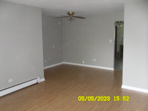 2244 W Nichols Rd, Unit B in Arlington Heights, IL - Building Photo - Building Photo