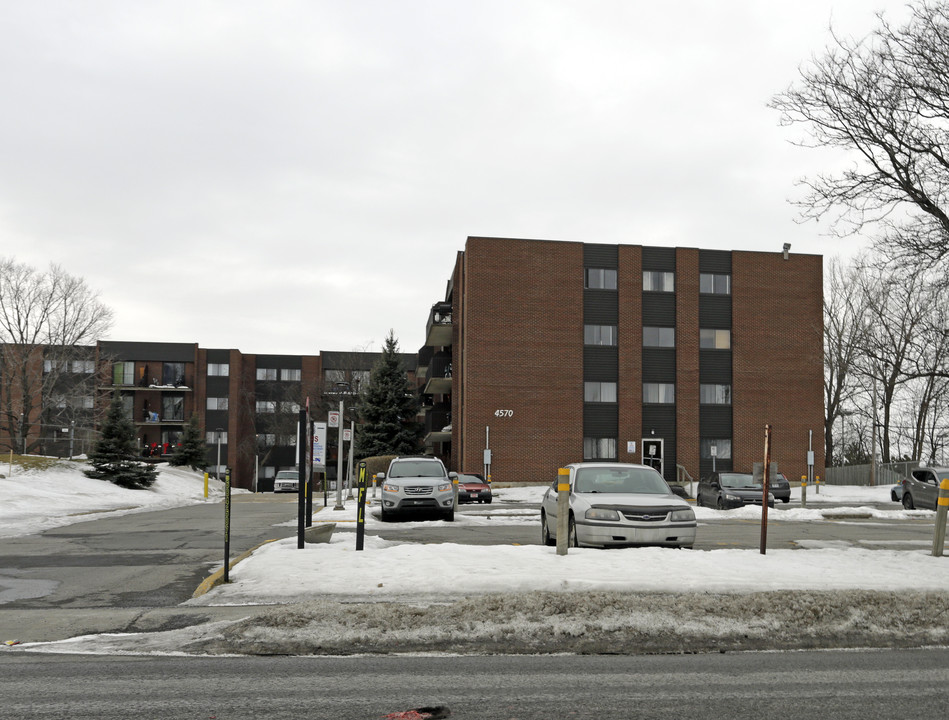 Jardins Sur Le parc in Montréal, QC - Building Photo