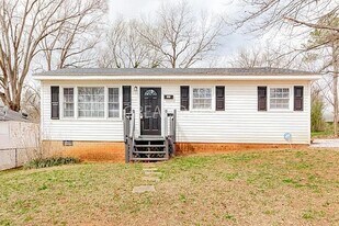 529 Oakland Ave in Gaffney, SC - Building Photo