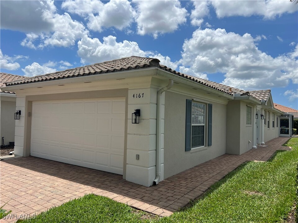 4167 St George Ln in Naples, FL - Foto de edificio