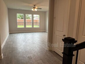 552 Hutchinson Ln in Lewisville, TX - Building Photo - Building Photo