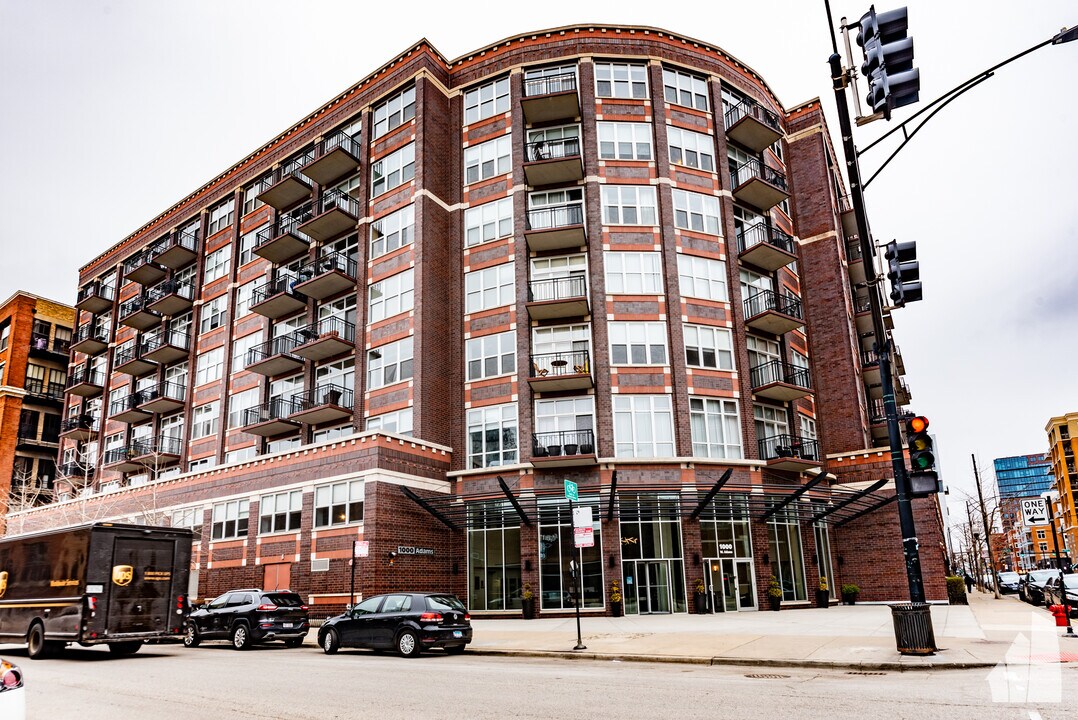 1000 W Adams St, Unit # 0314 in Chicago, IL - Building Photo