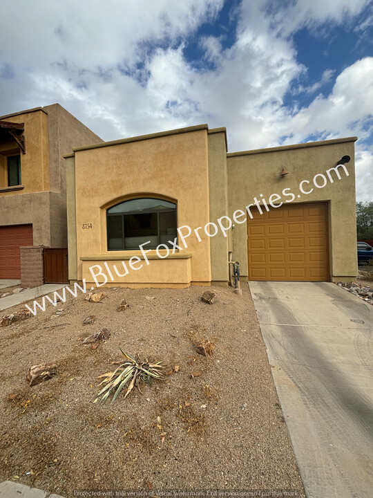 8754 E Perry Park Cir in Tucson, AZ - Foto de edificio