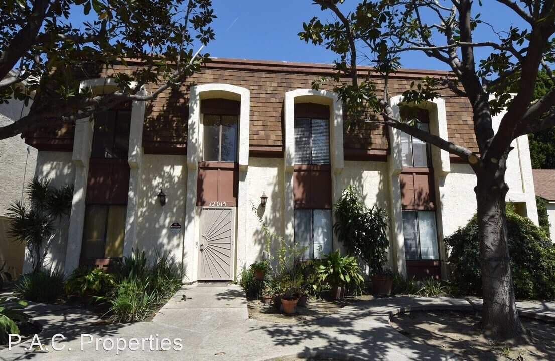 12015 Burbank Blvd in Los Angeles, CA - Building Photo