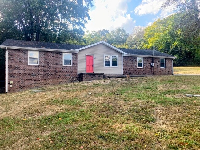 property at 8705 Saundersville Rd