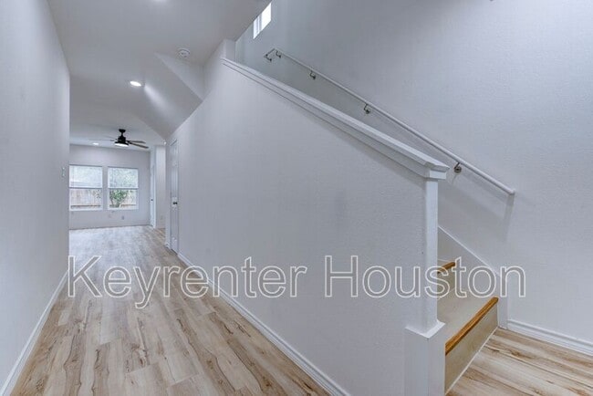 8203 Woodlyn Rd in Houston, TX - Foto de edificio - Building Photo