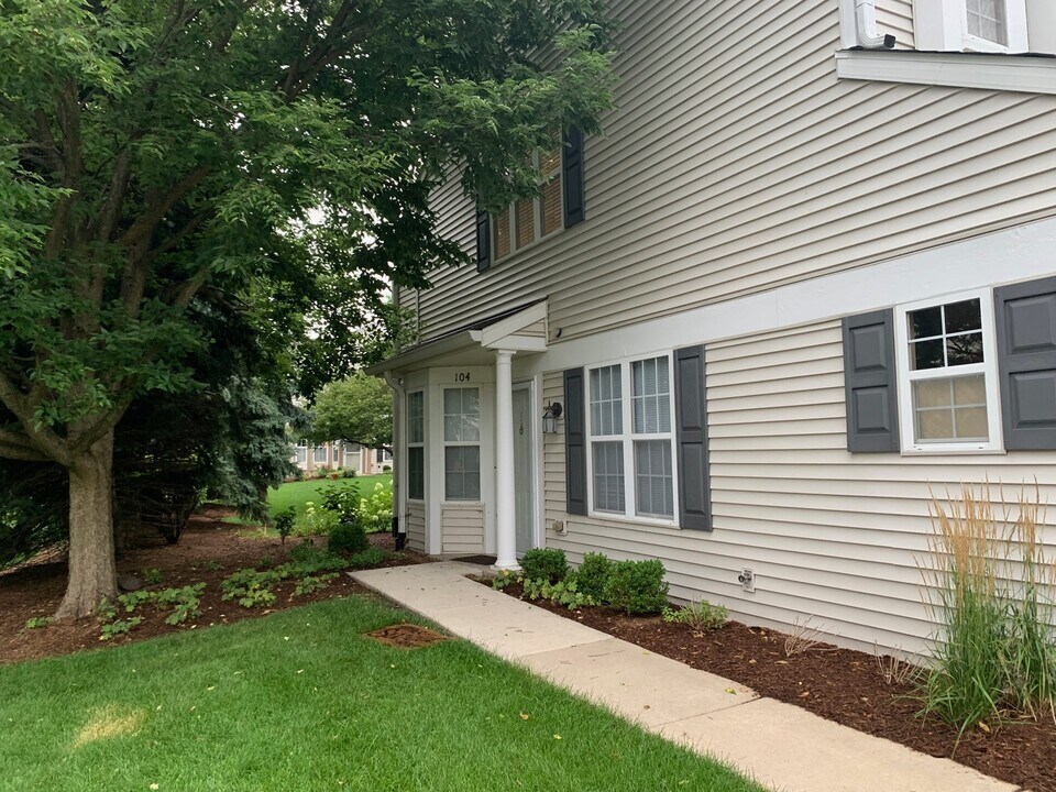 2611 Cedar Glade Dr in Naperville, IL - Building Photo