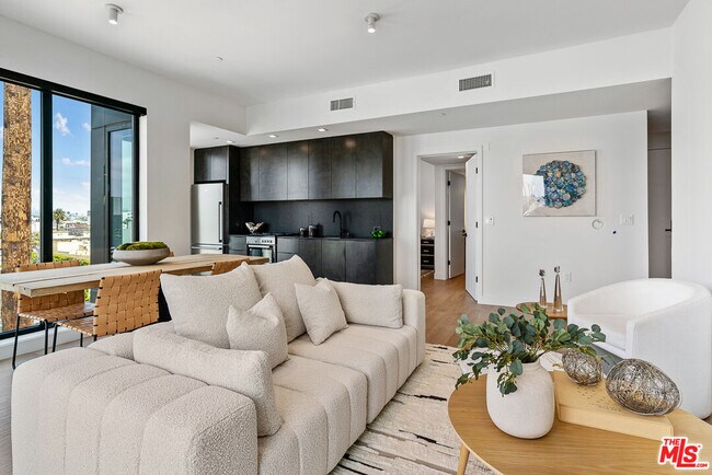 10700 Tabor St in Los Angeles, CA - Building Photo - Building Photo