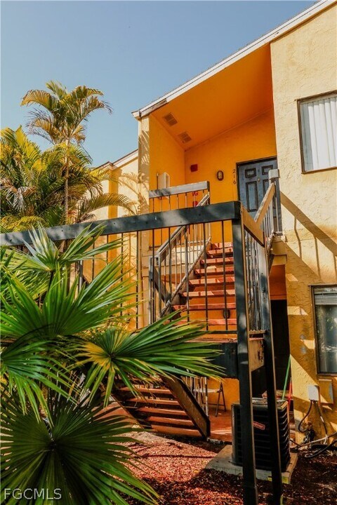 2835 Winkler Ave in Ft. Myers, FL - Foto de edificio