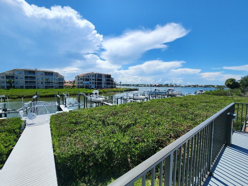 520 S Peninsula Ave in New Smyrna Beach, FL - Building Photo