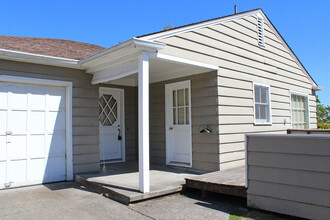 8025-8027 SW Northvale Wy in Portland, OR - Foto de edificio - Building Photo