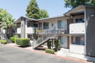 480 Manzanita Ave in Chico, CA - Building Photo - Building Photo
