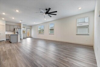 7410 Sagira Path in Austin, TX - Foto de edificio - Building Photo