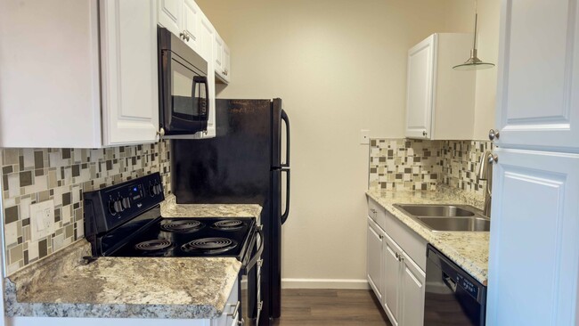 Hampton Court in San Diego, CA - Foto de edificio - Interior Photo