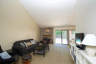 17467 Mt Henry St in Fountain Valley, CA - Foto de edificio - Building Photo