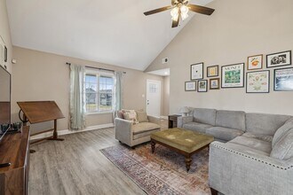 833 Lutz Ln in Clarksville, TN - Foto de edificio - Building Photo