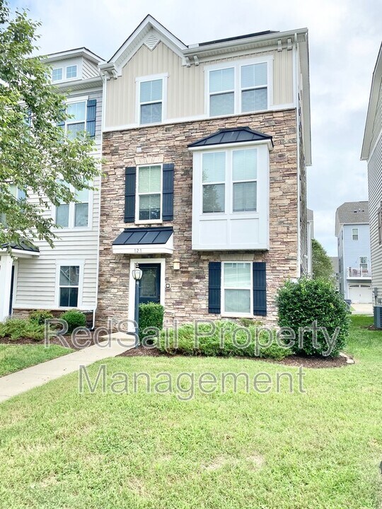 121 Williamson Park Ln in Smithfield, VA - Building Photo