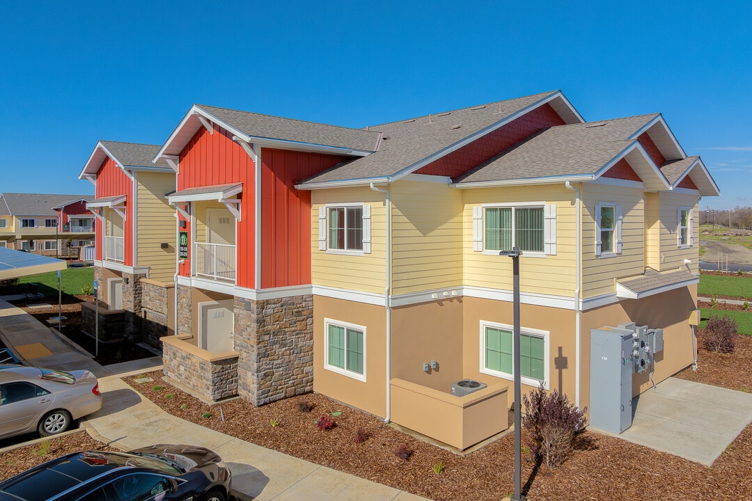 River Oaks Family Apartments in Plumas Lake, CA - Building Photo