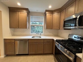 42 Sintsink Dr E in Port Washington, NY - Building Photo - Building Photo