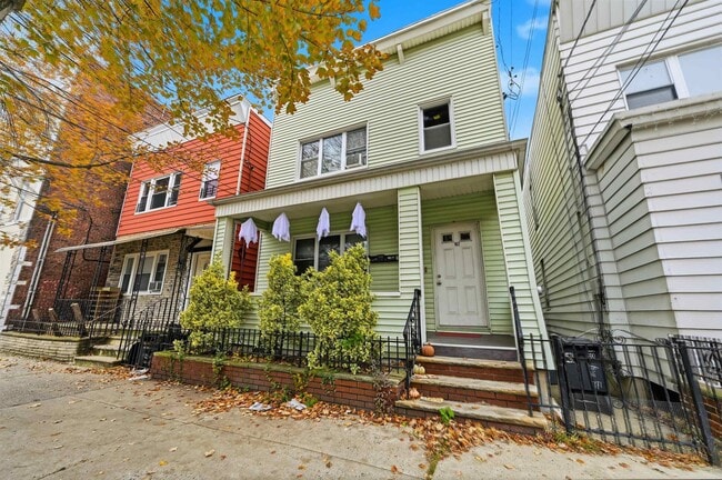 182 Avenue F in Bayonne, NJ - Building Photo - Building Photo