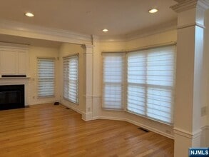 43 Mulberry Ct in Paramus, NJ - Foto de edificio - Building Photo