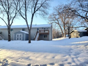 2525 Cedar Hills Drive in Minnetonka, MN - Building Photo - Building Photo