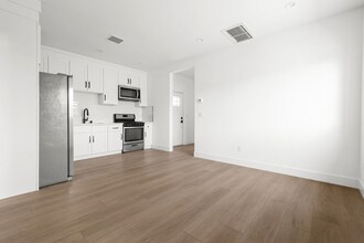 14531 Dickens St in Los Angeles, CA - Building Photo - Building Photo