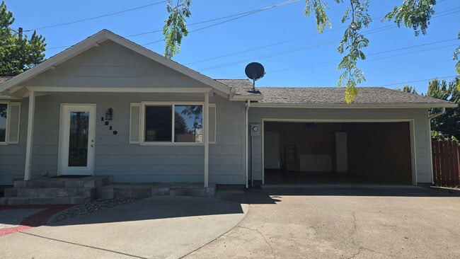 1210 SE Colonial Dr in College Place, WA - Building Photo - Building Photo