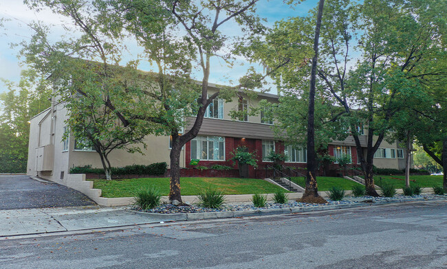 1900 Huntington Dr in South Pasadena, CA - Building Photo - Building Photo