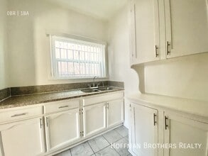 563 Heliotrope Dr, Unit 100 in Los Angeles, CA - Building Photo - Building Photo