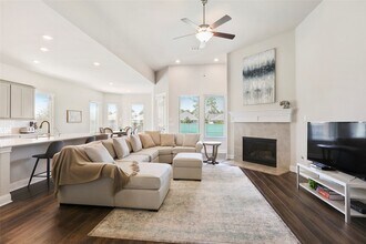 50 Wyatt Oaks Dr in Tomball, TX - Building Photo - Building Photo