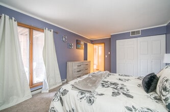 3942 N Oakland Ave, Unit 135 in Shorewood, WI - Foto de edificio - Building Photo