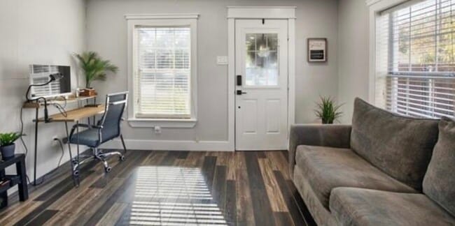 611 W Page Ave in Dallas, TX - Foto de edificio - Building Photo