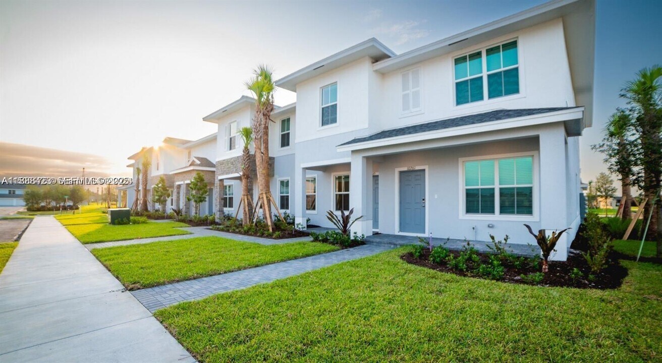 10241 SW Newberry Ave in Port St. Lucie, FL - Foto de edificio