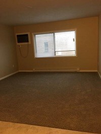 Remodeled Living Room - James Crest Manor Apartamentos in Syracuse, New York