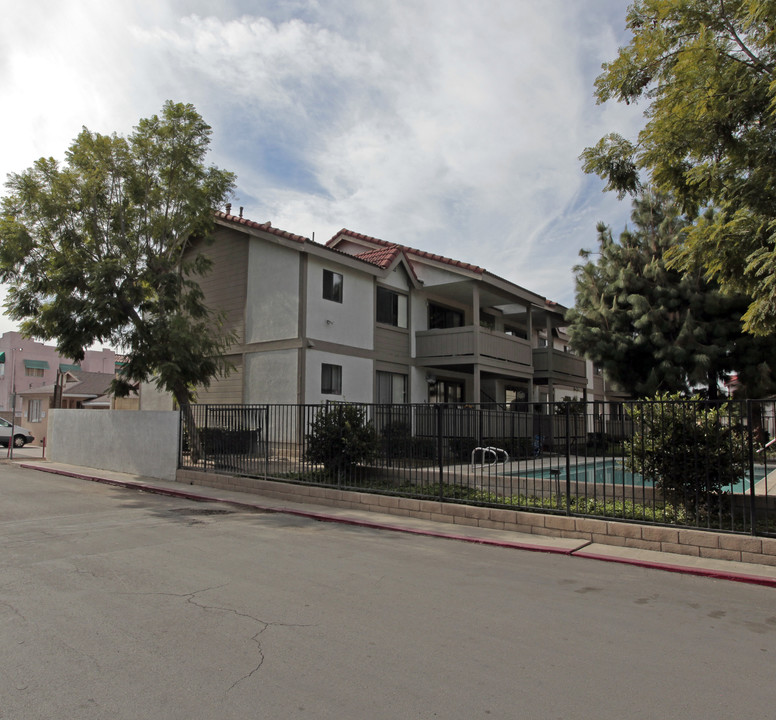 West Lane Apartments in Santa Ana, CA - Building Photo