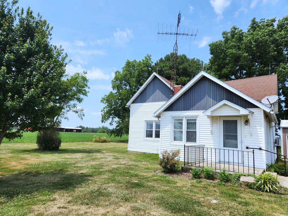 780 County Road 1800 N in Enfield, IL - Building Photo