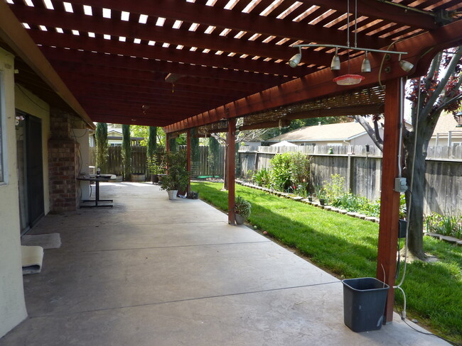 7541 Bierston St in Citrus Heights, CA - Building Photo - Building Photo