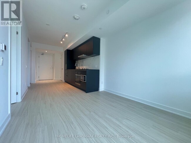 8-2908 Wellesley St W