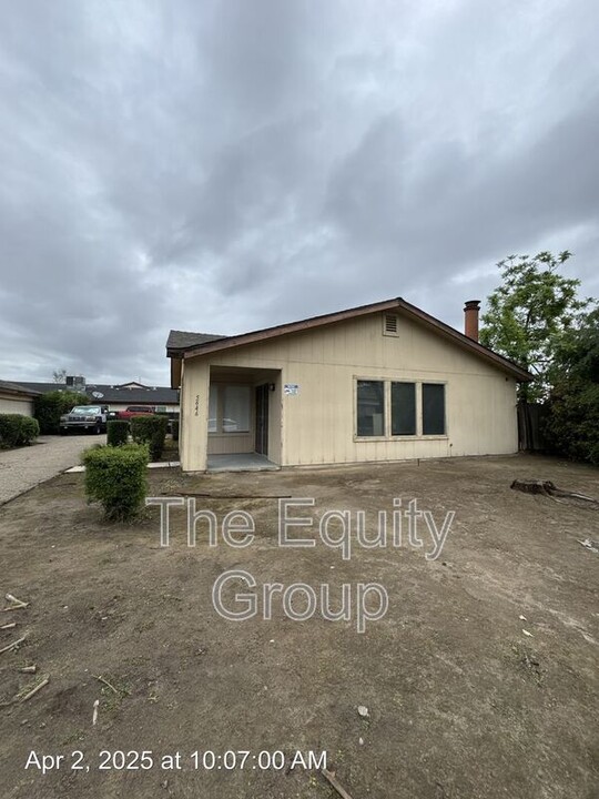 5646 W Hillsdale Ave in Visalia, CA - Foto de edificio