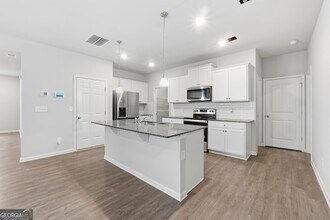 6615 Bluffview Dr in Douglasville, GA - Foto de edificio - Building Photo