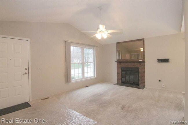 2110 Hidden Meadows Dr in Walled Lake, MI - Building Photo - Building Photo