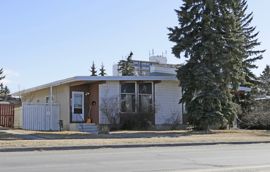 1944 Uxbridge Dr NW in Calgary, AB - Building Photo