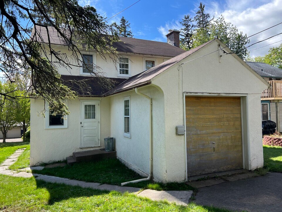 29 E College St in Duluth, MN - Building Photo