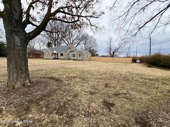 2202 Bashford Manor Ln in Louisville, KY - Building Photo - Building Photo