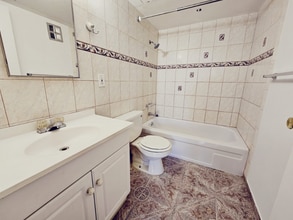 575 S Royal Crest Cir in Las Vegas, NV - Building Photo - Building Photo