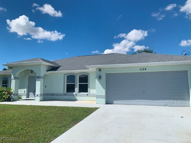 1134 NE 4th Pl in Cape Coral, FL - Building Photo - Building Photo