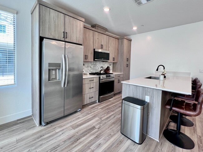 576 N Cindy Ln in Clovis, CA - Building Photo - Building Photo
