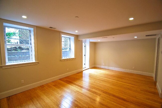 53 Fort Ave, Unit 1 in Boston, MA - Foto de edificio - Building Photo