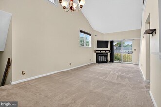 5812 Orchard Hill Ct in Clifton, VA - Building Photo - Building Photo